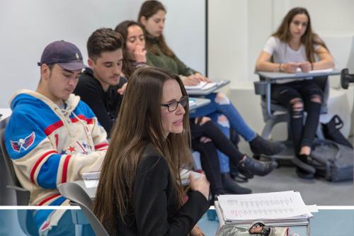 Stephanie Travis' (foreground) in class with freshmen (left to right) Jamie Oakley, Jason Katz, Bailee Weisz and Kimmie Krane