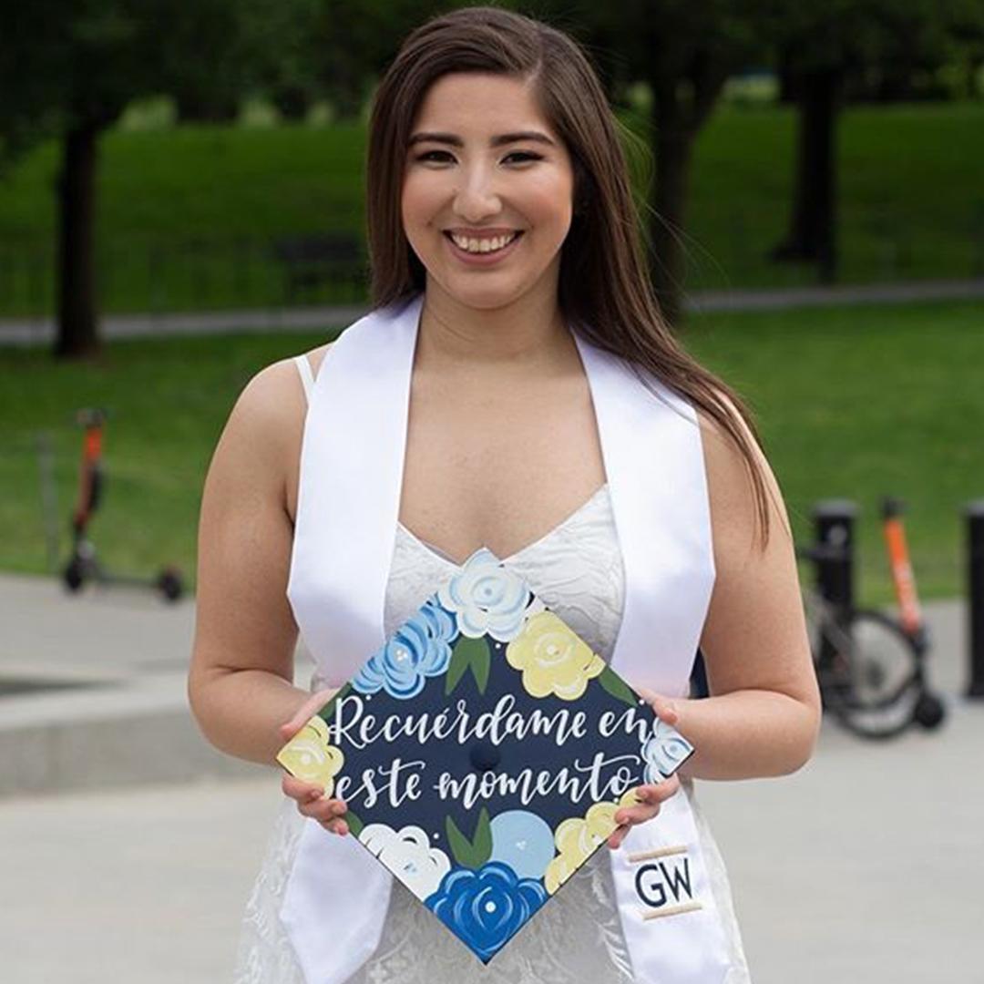 Grad Cap with the text "recuerdame en este momento"